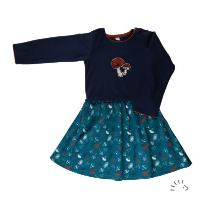 Langarm Kleid mit ausgestelltem Rock