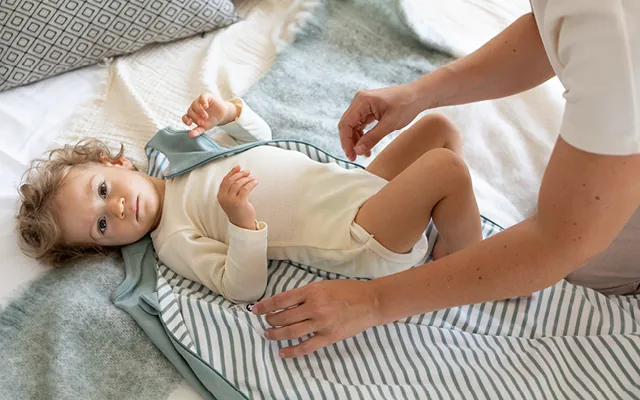 Mutter und Baby mit Schlafsack