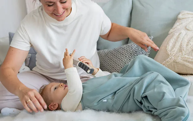 Mutter und Baby im Schlafsack
